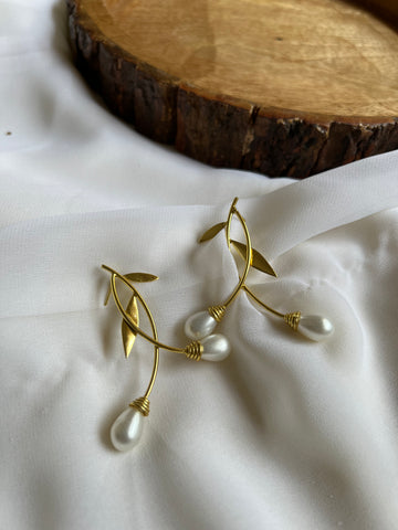 Leaf studs with Pearl B